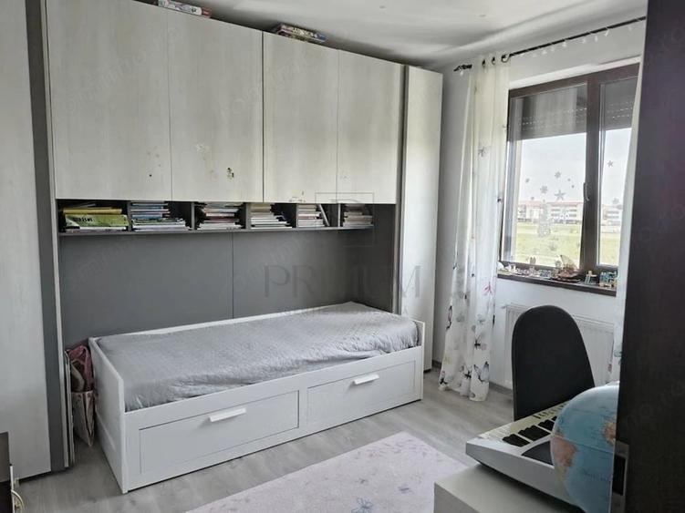 Apartament cu 4 camere semidecomandat în Giroc
