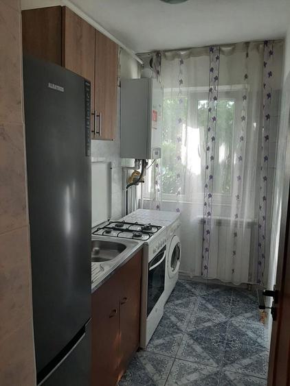 Apartament cu 2 camere semidecomandat în Craiovița Nouă