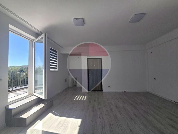 Apartament cu 2 camere semidecomandat în Chinteni