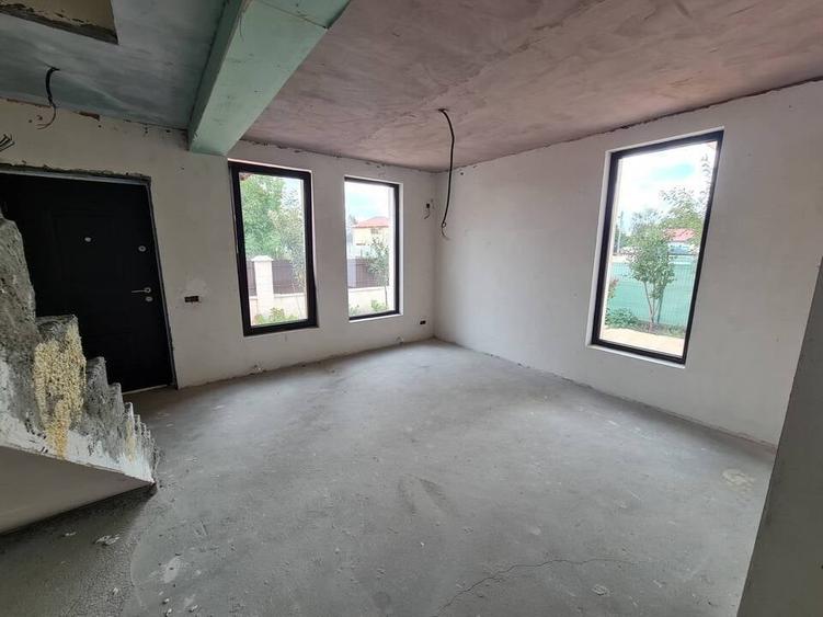Casă cu 3 camere cu Canalizare în Est