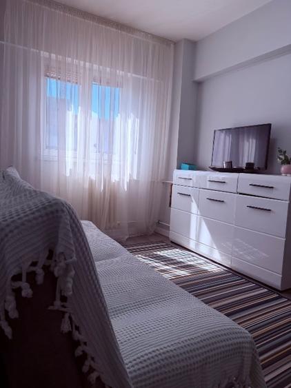 Apartament cu 3 camere decomandat, mobilat în Drumul Taberei