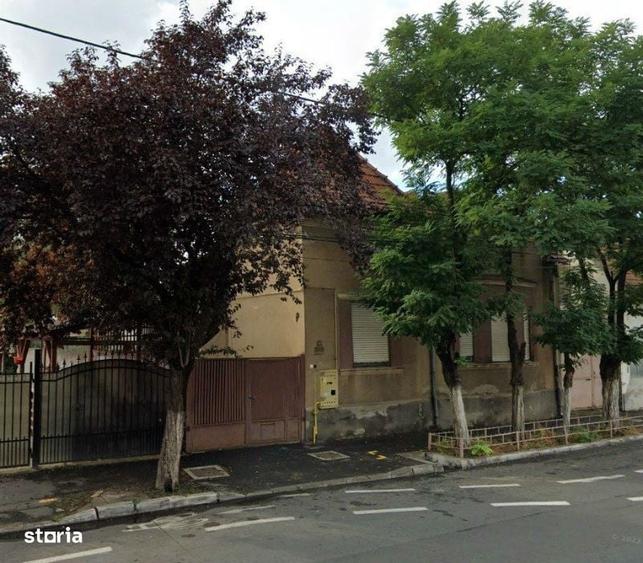Apartament cu 3 camere semidecomandat în Pârneava