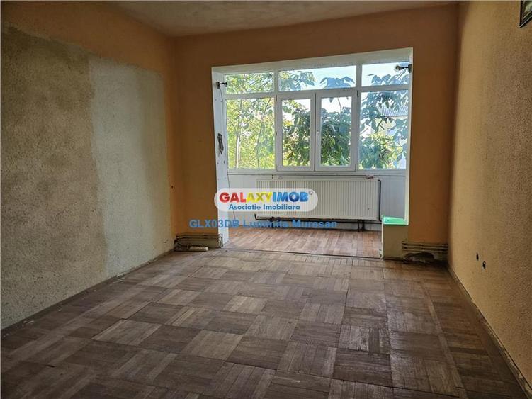 Apartament cu 3 camere semidecomandat în Micro 6