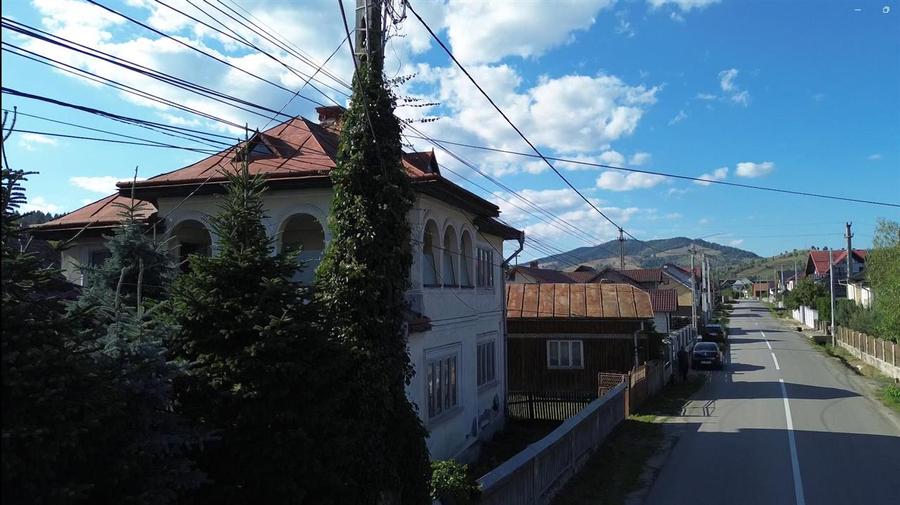 Casă individuală cu 5 camere cu Canalizare în Mănăstirea Humorului