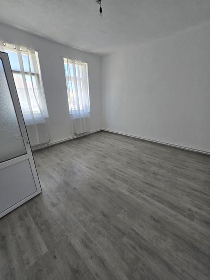 Casă individuală cu 3 camere cu Canalizare în Fratelia