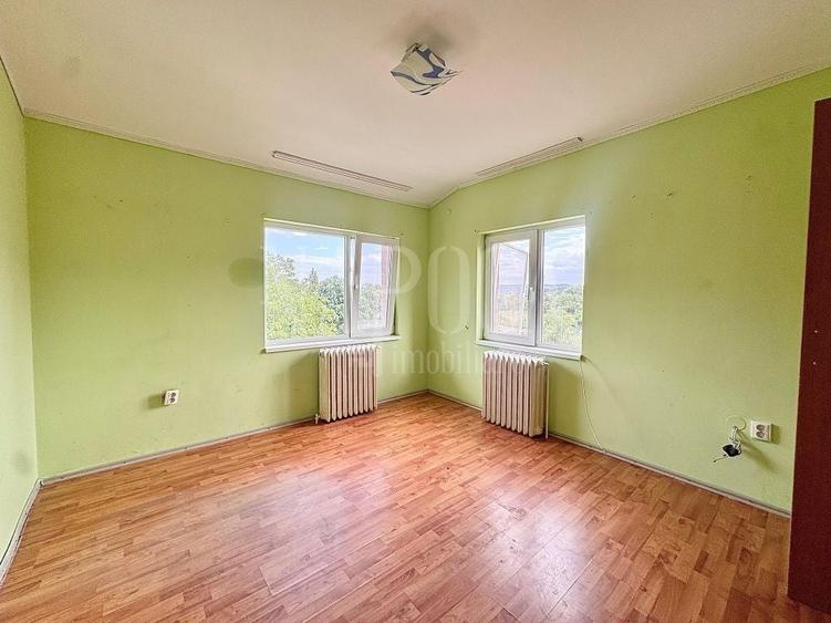 Casă individuală cu 8 camere cu Canalizare în Iris