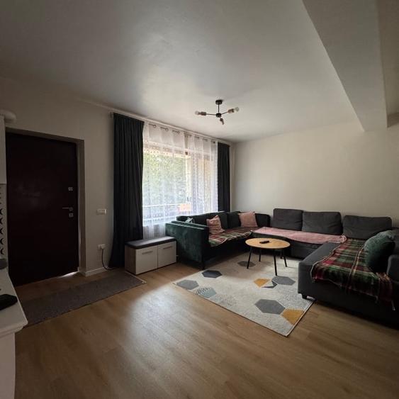 Apartament cu 3 camere semidecomandat, mobilat în Sud