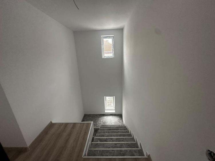 Duplex cu 5 camere cu Canalizare în Exterior Vest