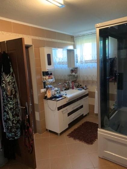 Casă cu 5 camere cu Canalizare în Vest
