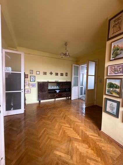 Apartament cu 3 camere semidecomandat în Central
