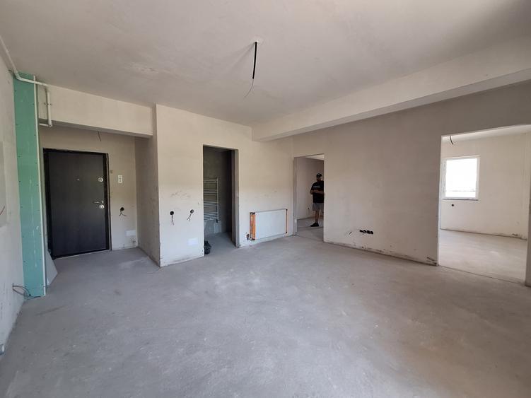 Apartament cu 3 camere semidecomandat în Florești