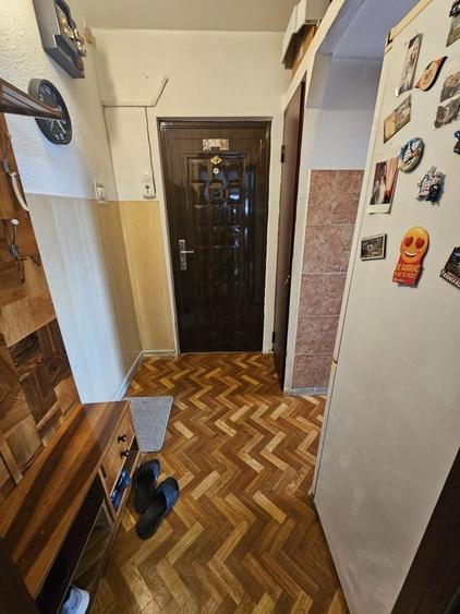 Apartament cu 3 camere semidecomandat în Rovine