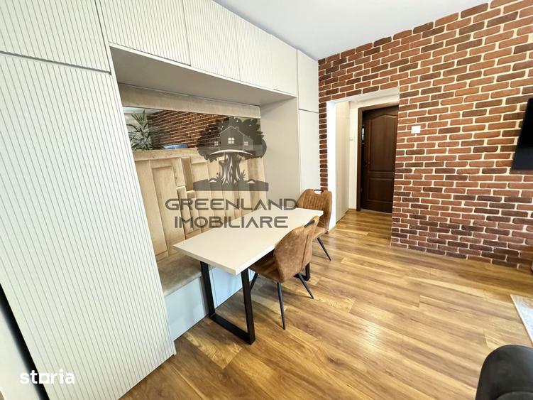 Apartament cu 3 camere semidecomandat în Podu Roș