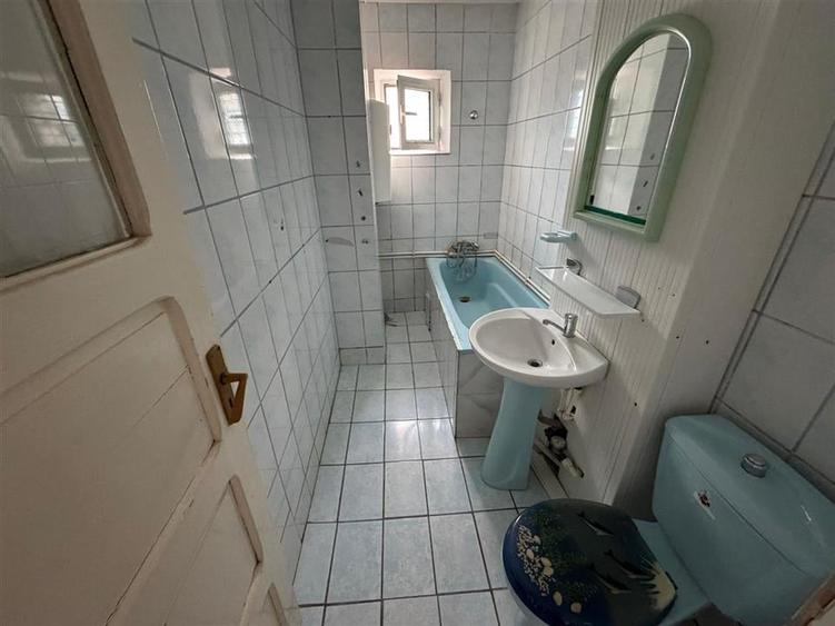 Apartament cu 3 camere decomandat în Câmpineanca