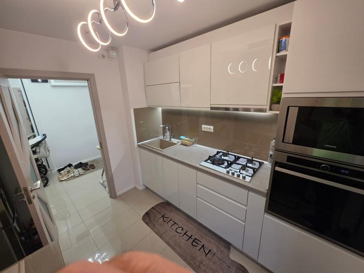 Apartament cu 3 camere decomandat în Berceni