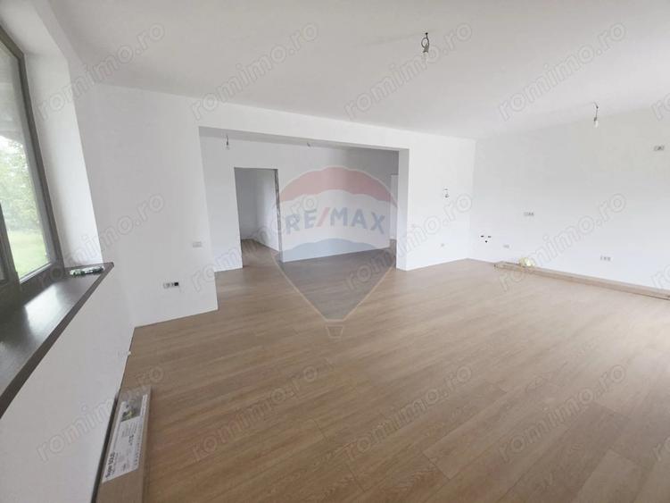Casă cu 5 camere cu Teren 6110 Mp în Girov