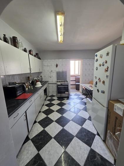 Apartament cu 4 camere decomandat în Rahova