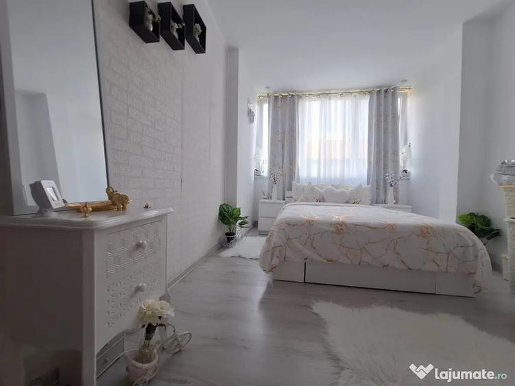 Apartament cu 3 camere semidecomandat în Central