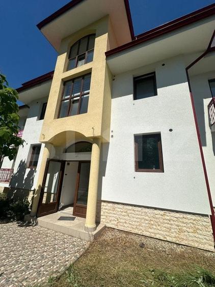 Casă individuală cu 10 camere cu Canalizare în Zorilor
