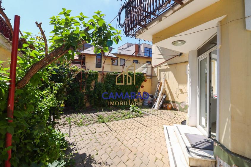 Casă individuală cu 9 camere cu Canalizare în Tei