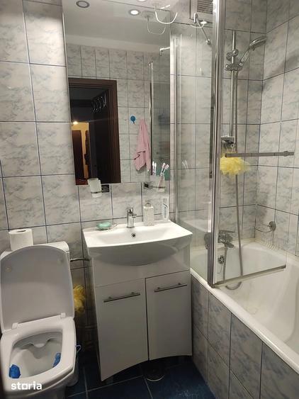Apartament cu 3 camere semidecomandat în Giurgiului