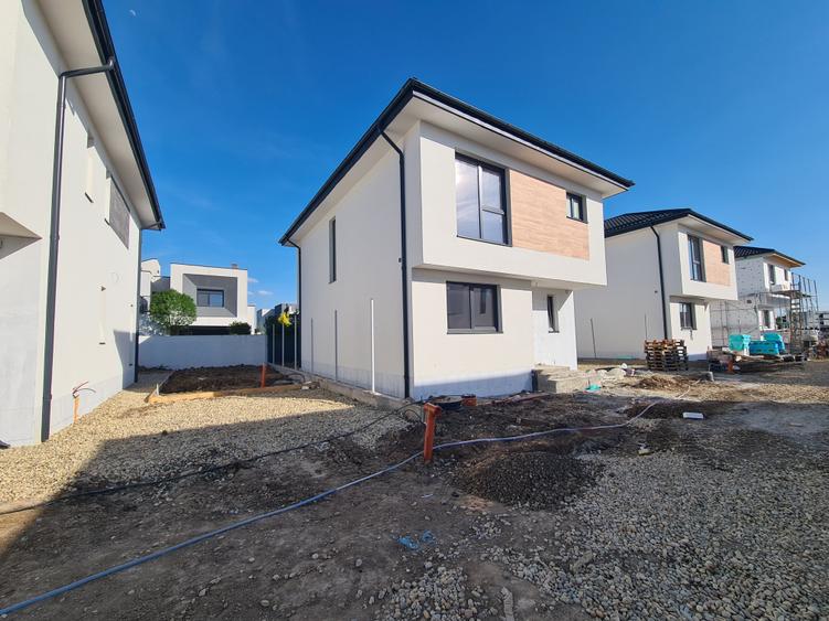 Casă individuală cu 4 camere cu Teren 250 Mp în Odăi