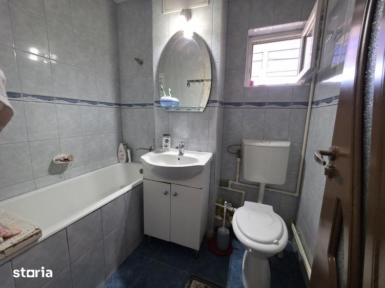 Apartament cu 4 camere si centrala termica-etajul 2/4 - 2