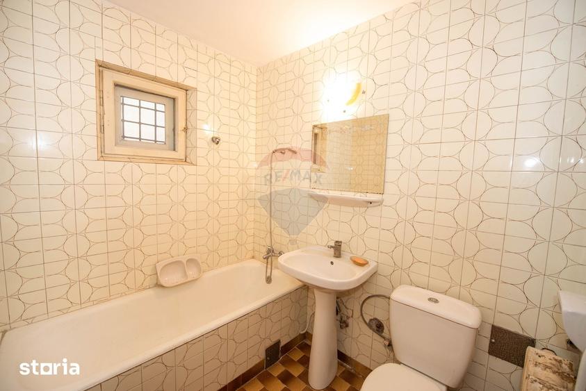 Casă cu 7 camere cu Teren 200 Mp în Central