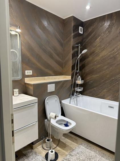 Apartament cu 3 camere decomandat în Palazu Mare
