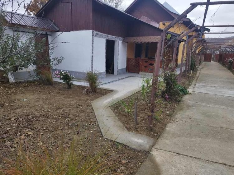 Casă cu 4 camere decomandat în Țicleni