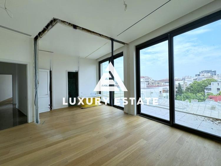 Penthouse cu 4 camere decomandat în Grădina Icoanei