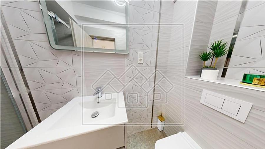 Penthouse cu 3 camere decomandat în Exterior Vest