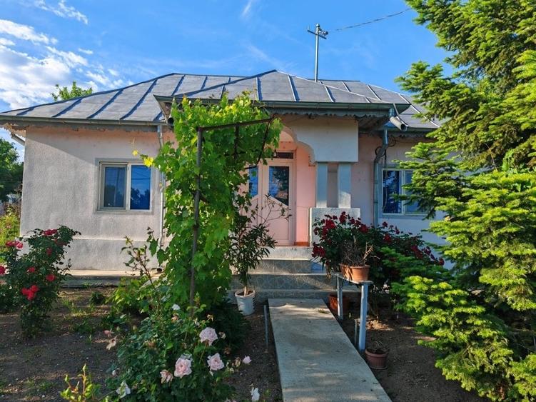 Casă cu 4 camere cu Teren 3000 Mp în Central