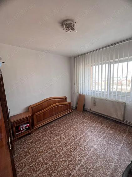 Apartament cu 3 camere decomandat în Astra