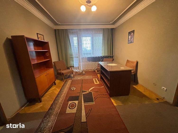 Apartament cu 3 camere semidecomandat în Podu Roș