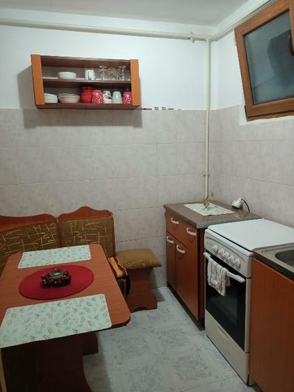Apartament cu 3 camere decomandat, mobilat în Central