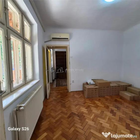 Apartament cu 3 camere semidecomandat în Armeneasca