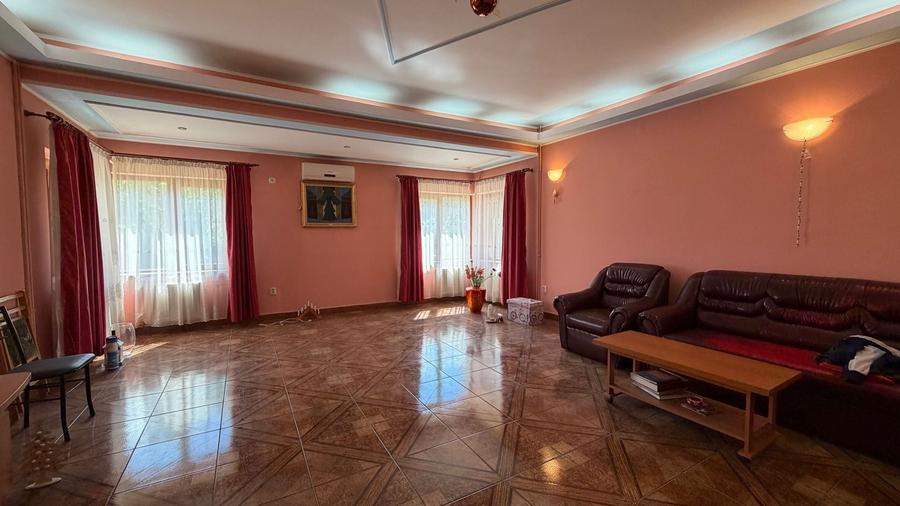 Casă individuală cu 12 camere cu Canalizare în Berceni