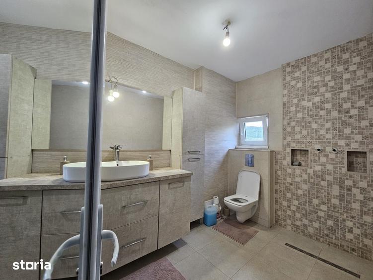 Casă cu 5 camere cu Teren 880 Mp în Șoimuș