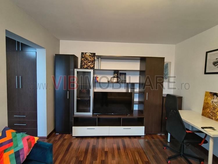 Apartament cu 2 camere semidecomandat, mobilat în Tei