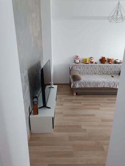 Apartament cu 3 camere decomandat în Roșu