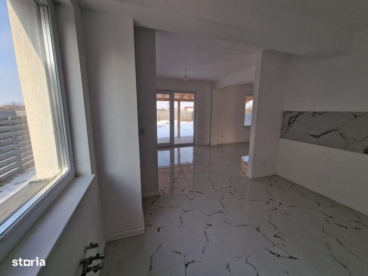 Casă cu 4 camere în Ostratu