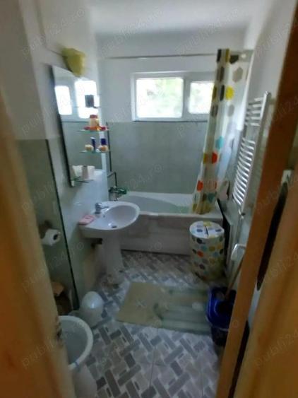 Apartament cu 3 camere semidecomandat în Cornișa