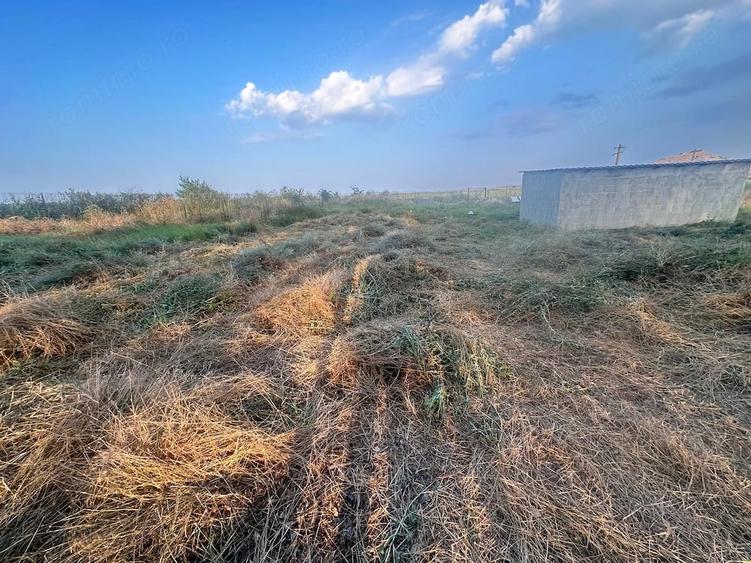 Teren de 2135 mp, în Enisala