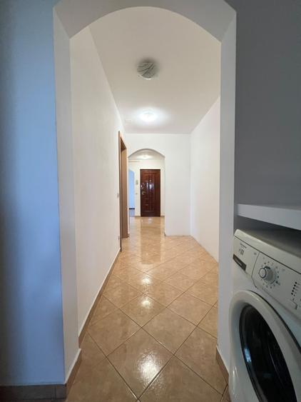 Apartament cu 3 camere decomandat, mobilat în Lunei