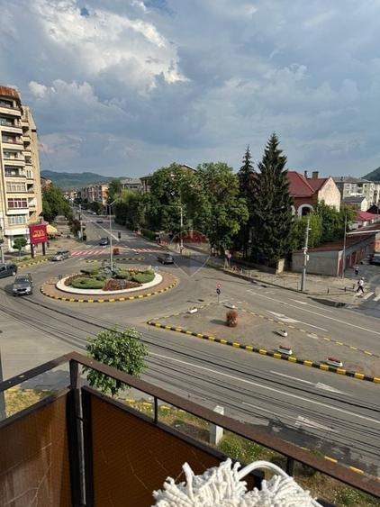 Apartament cu 3 camere decomandat, mobilat în Central