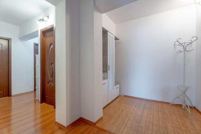 Apartament cu 3 camere decomandat, mobilat în Dacia