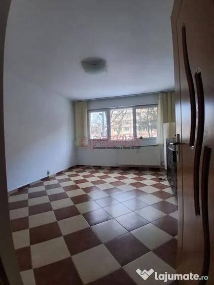Garsonieră decomandată în Cantemir