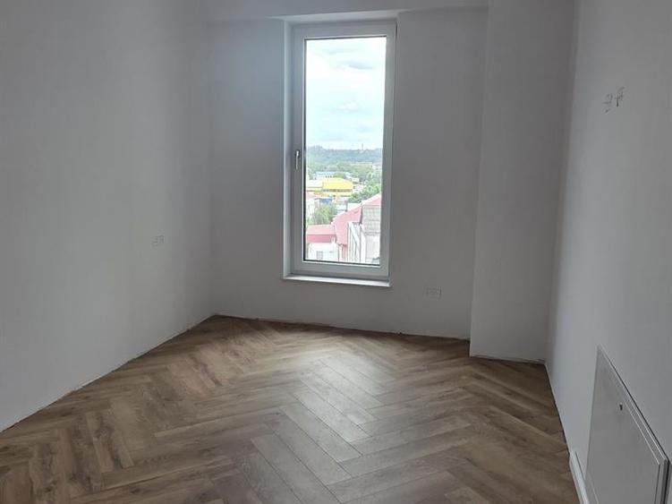 Apartament cu 3 camere semidecomandat în Sud