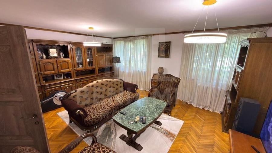 Apartament cu 3 camere decomandat în Calea București